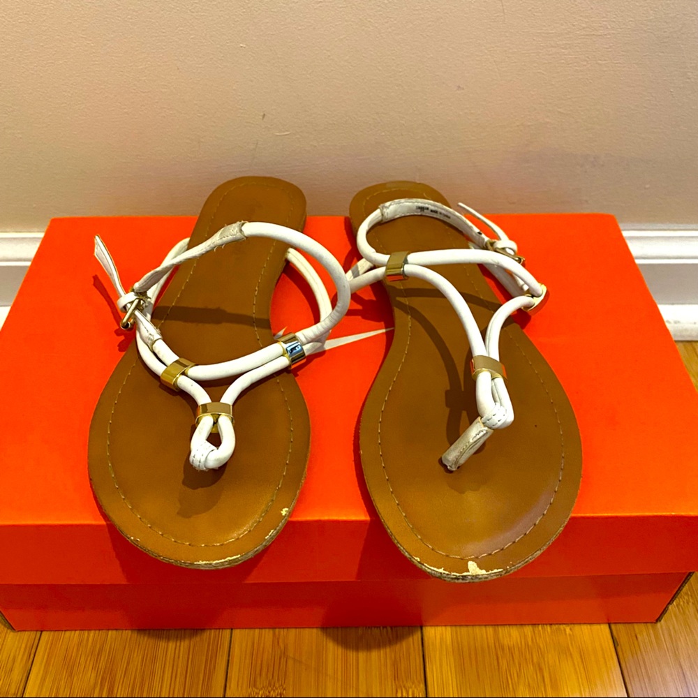 AMERICAN EAGLE White Sandals
